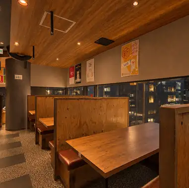 【京都河原町3小時無限暢吃暢飲終於來了！ ！ 】本店地理位置便利，靠近車站，提供多種無限暢吃暢飲套餐。享受「3小時用餐時長」！我們寬敞的餐廳可容納2人或以上，也可靈活接待4人、6人、8人甚至10人以上的團體。我們還能承辦多達150人的私人派對！是舉辦各種宴會、下班後聚會或團體約會的理想選擇。