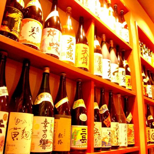 店内には約300種類の焼酎・日本酒が立ち並ぶ。
