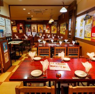 6名様用のテーブル席です。お仕事帰りのサク飲みや団体様の宴会など様々なシーンでご利用くださいませ！