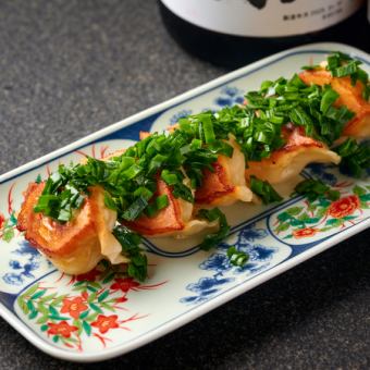 很多韭菜饺子