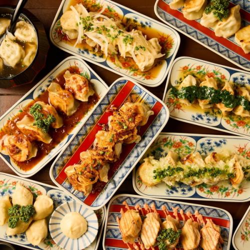 当店名物、注文後に鉄鍋で焼く餃子はコースでも！