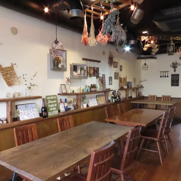 テーブル席は、6名テーブル×1卓、4名テーブル×2卓をご用意しております。5名様からの小団体様も対応しております。貸切の場合は15名様から25名様まで貸切可能です。