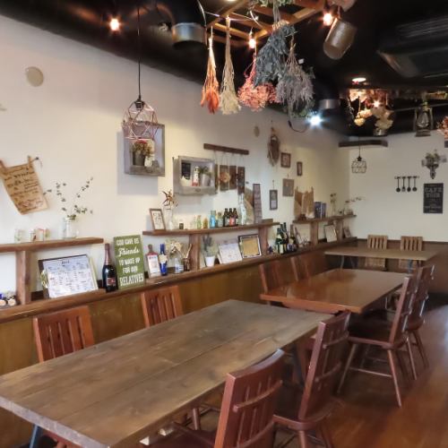 <p>テーブル席は、6名テーブル×1卓、4名テーブル×2卓をご用意しております。5名様からの小団体様も対応しております。貸切の場合は15名様から25名様まで貸切可能です。</p>