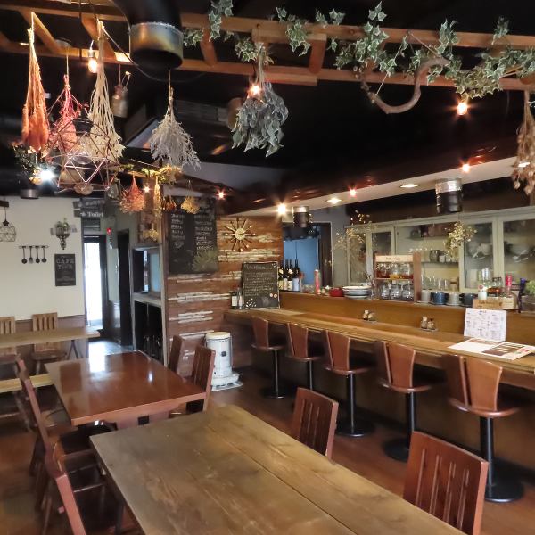 カウンターは5席をご用意しております。おひとり様でもお気軽にランチをお楽しみいただけます。お仕事帰りにサク飲みも◎当店自慢の魚料理と美味しいお酒をご堪能ください。