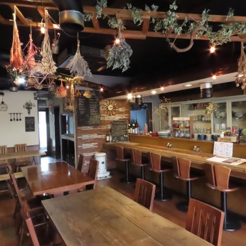 <p>カウンターは5席をご用意しております。おひとり様でもお気軽にランチをお楽しみいただけます。お仕事帰りにサク飲みも◎当店自慢の魚料理と美味しいお酒をご堪能ください。</p>