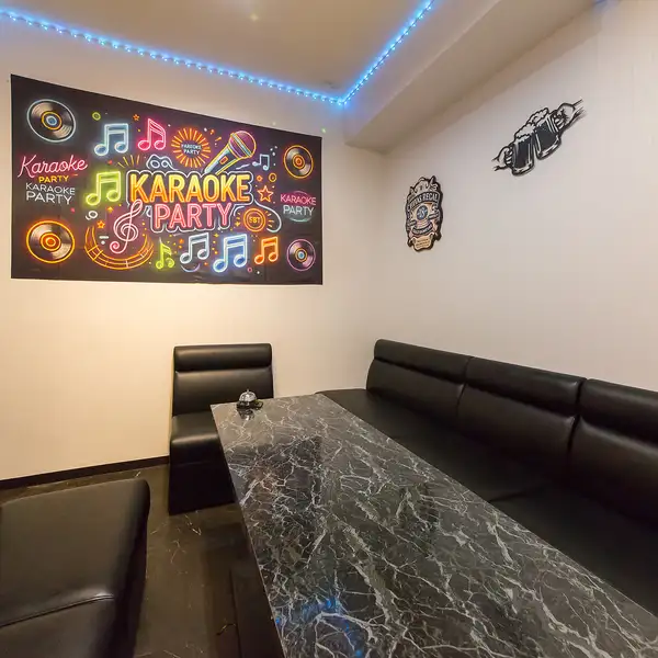 最大10名様までご利用いただける完全個室のVIPルームをご用意しております。誕生日や記念日、ご家族のお祝い、ご宴会など、周りを気にせずゆっくりとお食事をお楽しみいただけます。特別な日のお集まりにもおすすめです。