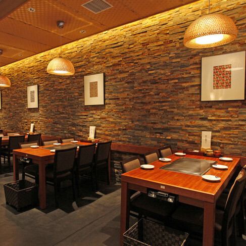 明るい店内でお食事を