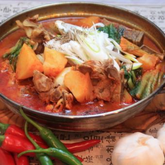 [Luxurious banquet course with 10 dishes - Gamjatang hot pot] When the weather gets cold, you want spicy and hot hot pot.