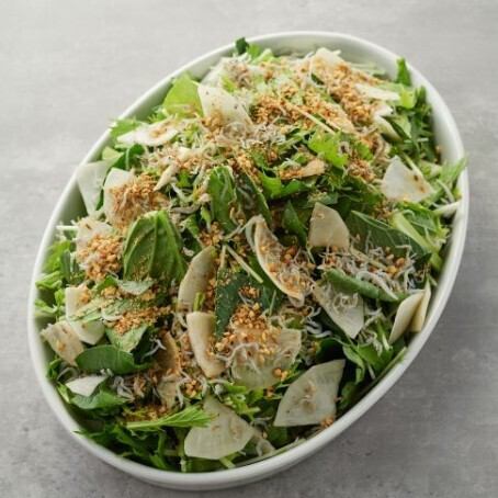 [Komatsuna salad with turnip and dried small sardines (COLD)]