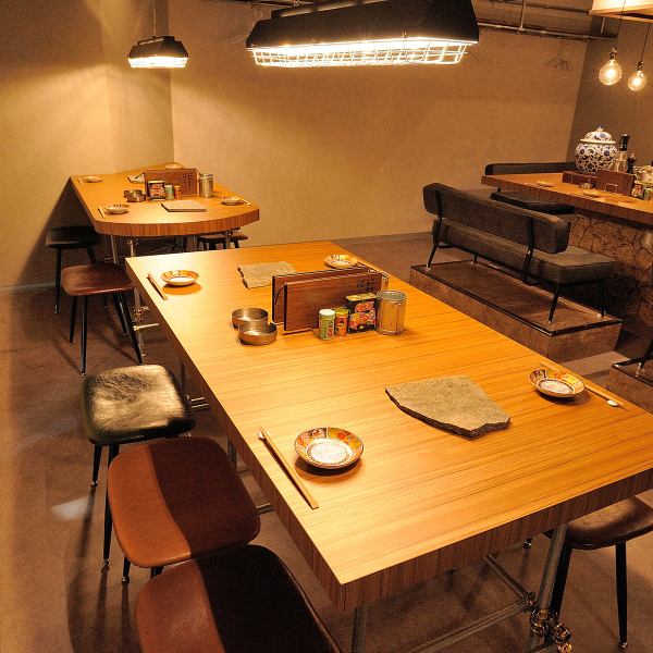 [Table] The table seats are unified with warm indirect lighting and woodgrain tones, and can be used for groups such as girls' night out, or drinking parties such as company banquets.Early advance reservations are recommended♪