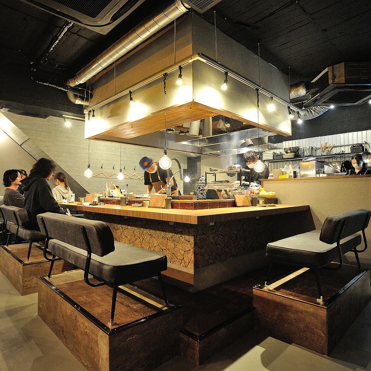 A counter with sofa seats♪ The perfect interior for a yakitori date♪