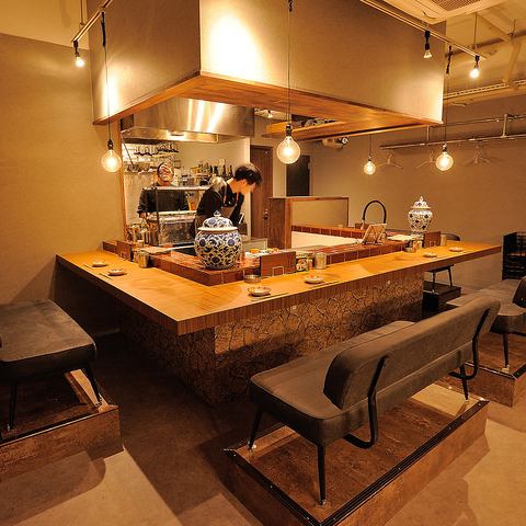 A counter with sofa seats♪ The perfect interior for a yakitori date♪