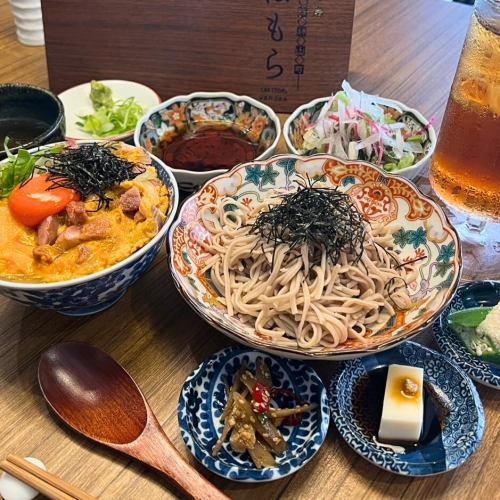 [Set of Oyakodon with rich egg and cold 100% buckwheat noodles]