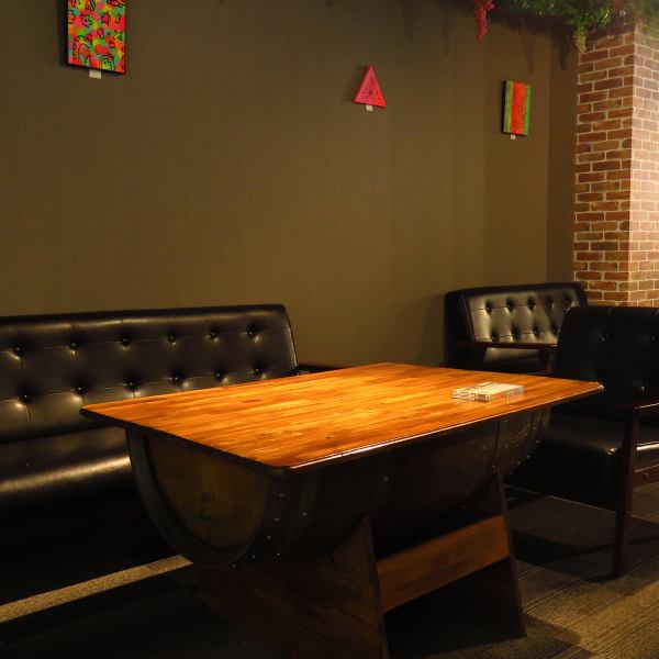 [For grown-up girls' nights and after-parties] The interior of the restaurant is stylish and spacious, with warm wooden deck desks and sofas.It can also be used for various events or rented exclusively for groups of 10 or more people.If you are considering holding a banquet around 18th Street Station, please feel free to contact us to discuss the date, time, budget, all-you-can-drink menu, meal contents, etc.