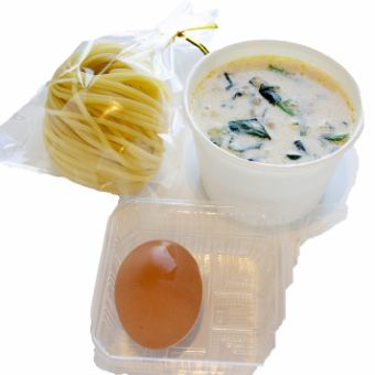 Spinach and tuna cream sauce hot egg topping