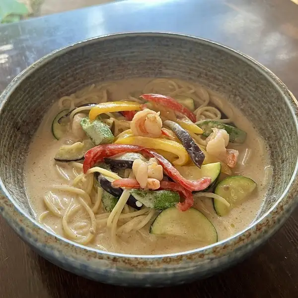 夏野菜と海老のタイ風グリーンカレーパスタ