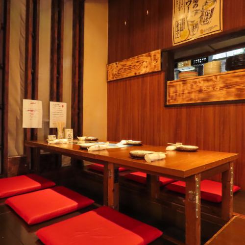 ゆっくり足を伸ばしてお寛ぎいただけるので、小さなお子様連れのお客様にも安心してご利用いただけます♪プライべート空間ですので、ご家族でのお食事にもおすすめです！また、お仕事帰り等の疲れた身体もリラックスしてお酒をお楽しみいただける落ち着いた空間です◎