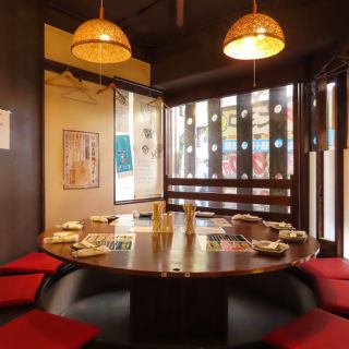 ご友人とのお食事や仕事終わり等、様々なシーンで気軽にご利用いただける掘りごたつ席をご用意しております！軽く一杯ひっかけたい時にもおすすめです♪どこか安心する、懐かしい雰囲気が漂う店内でぜひ料理やお酒をご堪能ください！