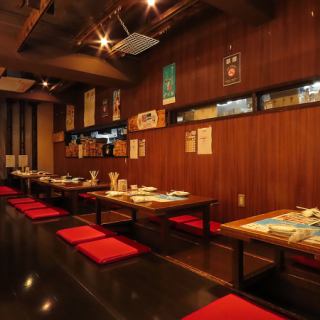 宴会は最大50様までご対応可能（貸し切りでのご利用となります）！広々とした掘りごたつのお席でゆっくり寛ぎながら楽しみたい方々におすすめです！足を伸ばしてゆったりお過ごしいただけます。お得なグランドメニューから料理を選べる120分食べ飲み放題コースを3500円(税込)～ご用意しております！