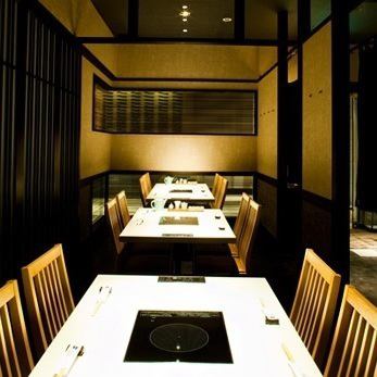 ご宴会やご家族でのご会食などでもご利用可能です。少人数向けの個室や2名様～最大18名様まで対応可能な半個室もございますので、お気軽にお問合せ下さい。