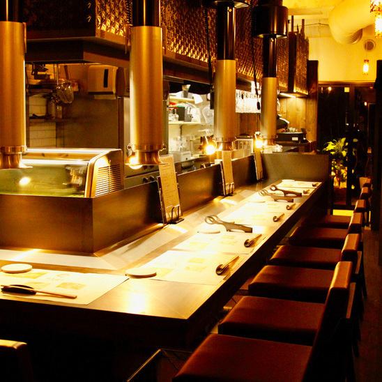 The counter seats are like a high-end sushi restaurant.We always offer the freshest and finest meat from the showcase in front of you.A high-quality interior with a delicate glow in black and white is perfect for an adult's anniversary date.