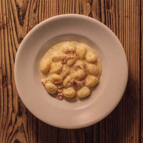 生ハムとチーズのクリームソースニョッキ