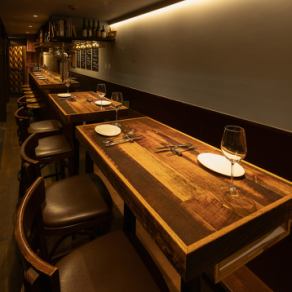 【1F店舗の4×2名様用のテーブル席】最大8名様までご利用頂けるテーブル席、温かみのあるウッドテーブルで楽しいひと時をお過ごし下さい♪ 