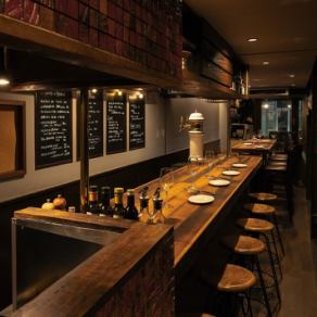 【1F店舗】一杯からのご利用も大歓迎です！アットホームなカウンターでカクテルやワインをお楽しみ頂けます。