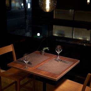 【2F店舗】ゆったりとくつろげるテーブル席で、女子会/誕生日/記念日/デートなど様々なシーンでご利用ください。