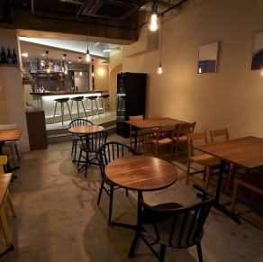 【2F店舗】温かみあふれるオシャレな空間で、最大16名様のテーブル席をご用意できます。女子会/誕生日/記念日/デート/会社利用など様々なシーンでご利用ください！