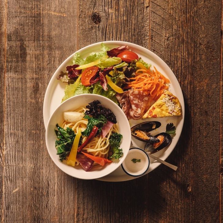 在 SHIBASAKI CAMP 享用正宗的葡萄酒、肉類和魚類菜餚。週年紀念日和日期