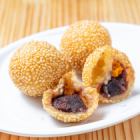 小豆入り揚げ胡麻団子