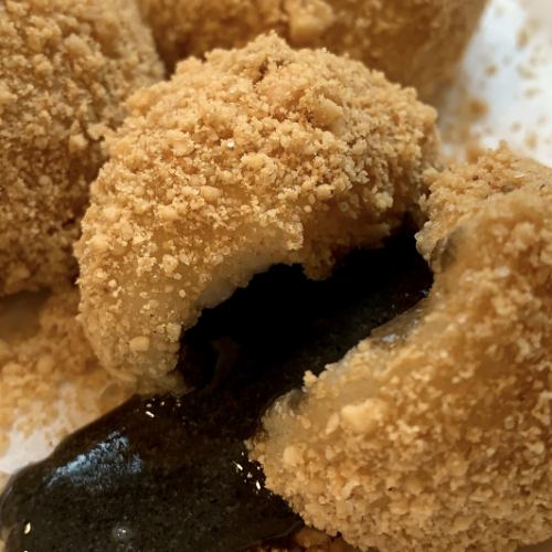 落花生粉ふりかけ黒胡麻入りもち米団子