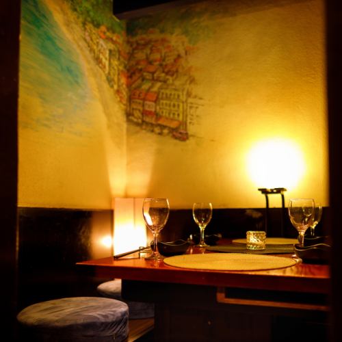 <p>【完全個室】ソファーなどもご用意した完全個室も完備しております。可愛らしい作りの個室は女子会や誕生日会に人気です。お料理、お酒、そしておしゃべりをたっぷりお楽しみください♪</p>