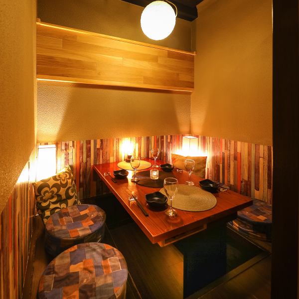 【デートや女子会に】隠れ家的な雰囲気の2名様用の半個室。壁には可愛らしい絵が描かれ、ちょっとしたお洒落な空間です。お客様だけの特別な空間をお楽しみください♪