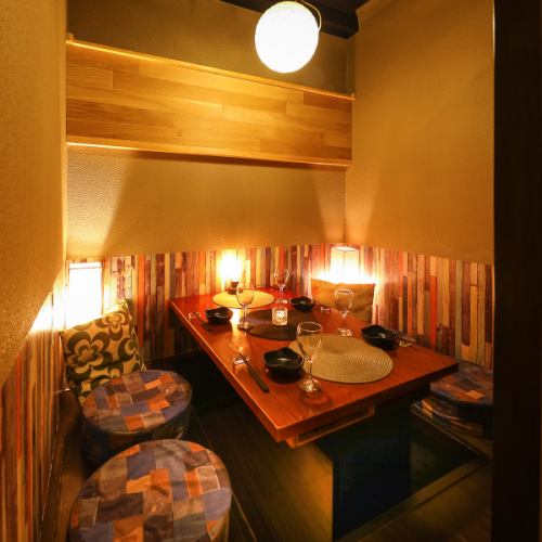 <p>【デートや女子会に】隠れ家的な雰囲気の2名様用の半個室。壁には可愛らしい絵が描かれ、ちょっとしたお洒落な空間です。お客様だけの特別な空間をお楽しみください♪</p>