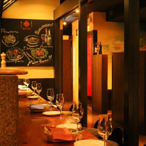 【デート・お食事に】ごゆっくりお食事を楽しめるカウンター席をご用意しております。神田駅前30秒の駅チカ!!全席完全個室♪オシャレなイタリアンで歓送迎会/女子会/ご宴会なら当店へ☆