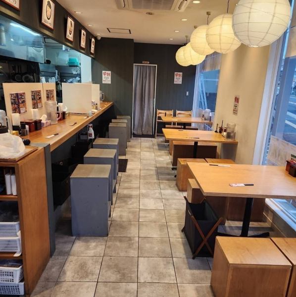 清潔感ある落ち着いた雰囲気の中で、友人や家族との特別な時間をお過ごしいただけます！おしゃれなインテリアが施された席は、会話を楽しむのに最適です◎温かい光に包まれた心地よい空間で、美味しいラーメンを楽しみながら、リラックスしたひとときをお過ごしください♪