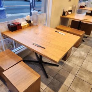 最大4名様が座れるテーブルのお席！清潔感のあるスペースで、友人や家族との美味しいラーメンをすする温かい時間をお過ごしいただけます♪美味しい豚骨ラーメンを囲んで、心温まる会話を楽しむことができる、居心地の良い空間です！