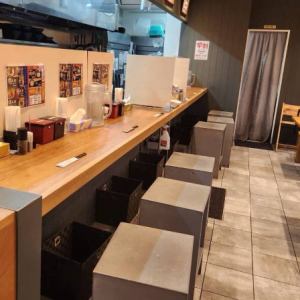 お1人様やカップルでもお気軽に利用しやすいカウンターのお席は6席ございます！木のぬくもりが感じられるカウンターのお席はラーメンを楽しむのにピッタリなお席！当店自慢の豚骨とじっくり向き合って楽見たいという方におすすめ♪
