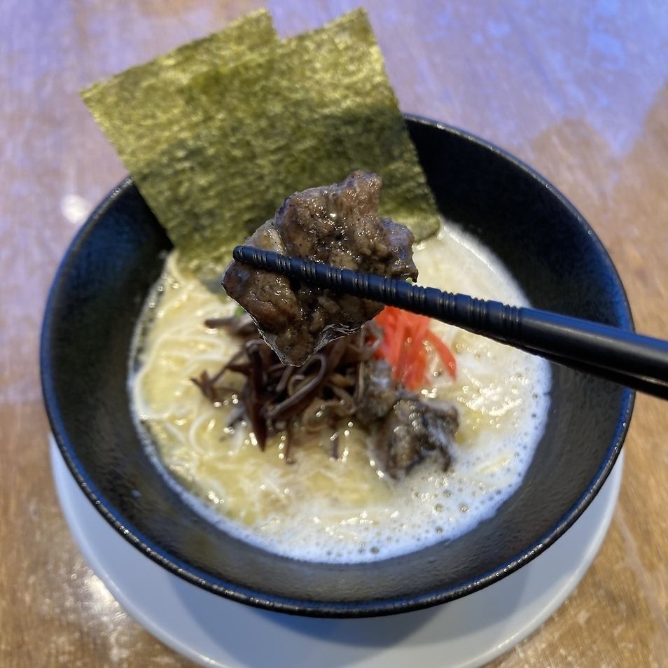 濃厚スープで味わう、こだわり！の豚骨ラーメン!