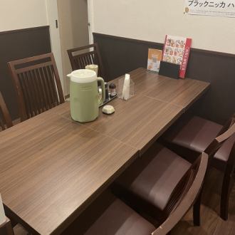 【2階】6名様までご利用いただけるゆったりとしたテーブル席が1卓ございます。