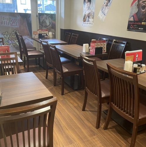 【2階】2階フロアは最大26名様まで貸切利用できます。落ち着いた木目調の内装に、ゆったり座れる4名掛けテーブルを中心とした温かみのある空間。会社の飲み会、仲間内での集まり、気軽な宴会や会食など、幅広いシーンにぴったりです。