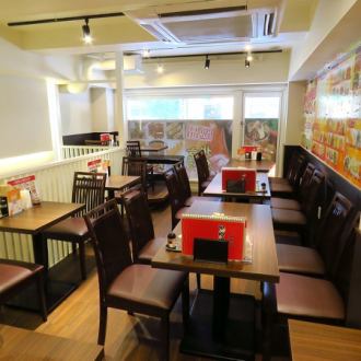 【1階・2階】最大45名様まで店舗貸切利用が可能です。広々としたフロアには、2名・4名・6名様テーブルがバランスよく配置されており、会社宴会、同窓会、地域の集まりなど大人数での利用にも柔軟に対応できます。