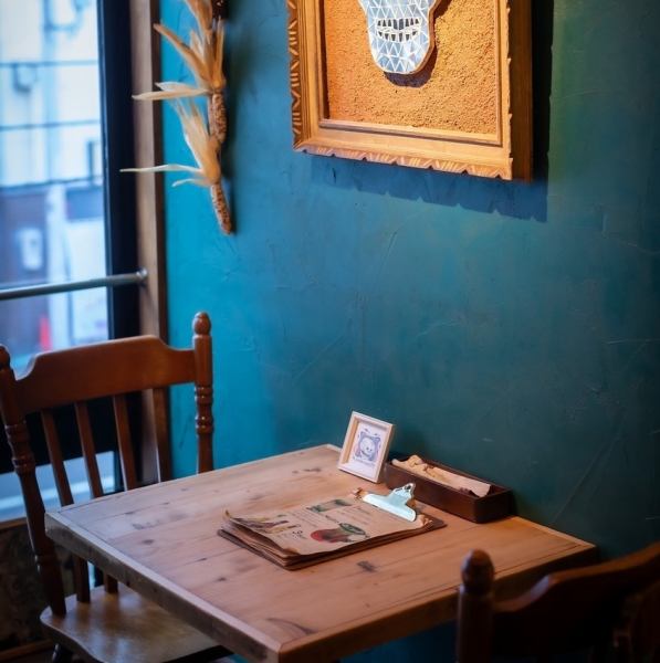 椅子や壁にもこだわり有り。自分たちでデザインしています♪