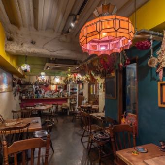 You can enjoy your meal while looking up at the night sky at the window seats.