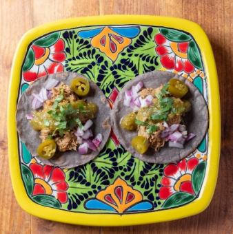 Tacos de Carnitas　自家製ブルーコーンのトルティーヤの豚肉タコス　2ピース