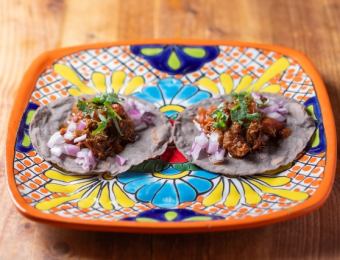 Tacos de Birria　自家製ブルーコーンのトルティーヤのラム肉タコス　2ピース