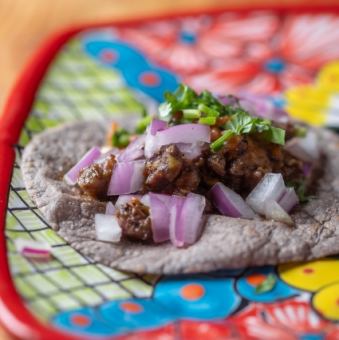 Tacos de Res　自家製ブルーコーンのトルティーヤの牛肉のタコス　2ピース