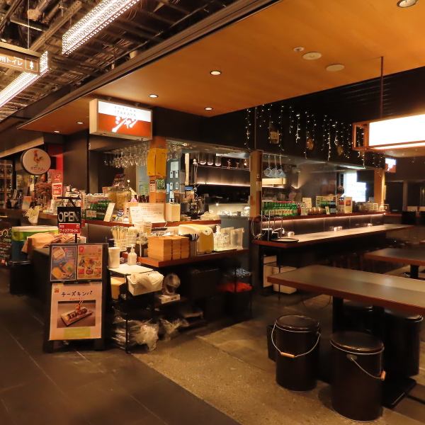 当店では立ち飲みが可能なスペースもございます！随所にある角打ちスペース用にテイクアウトもご用意。「辛口トッポギ」など、当店の名物やお好みの一杯を、様々なお店の料理と一緒に楽しめるのが"虎ノ門横丁"の醍醐味です♪東京メトロ日比谷線『虎ノ門ヒルズ駅』から直結なのも嬉しいポイント◎
